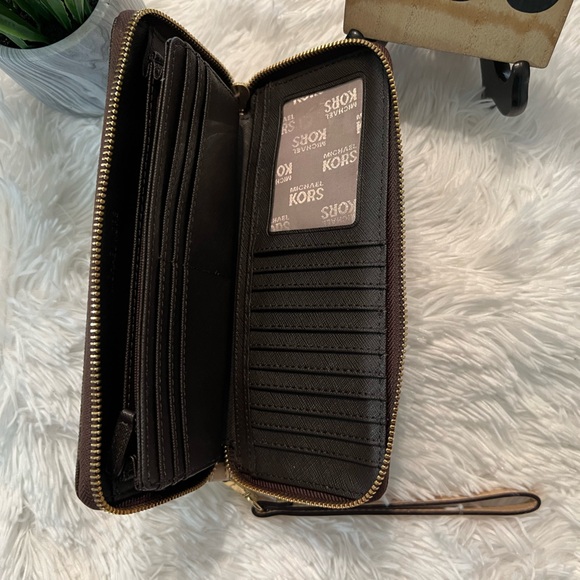 Michael Kors Signature Continental Wallet/Wristlet - LIKE NEW! - Picture 7 of 13